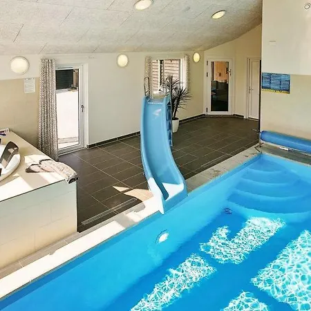 Дом отдыха Sleeps 20 Pool Wifi